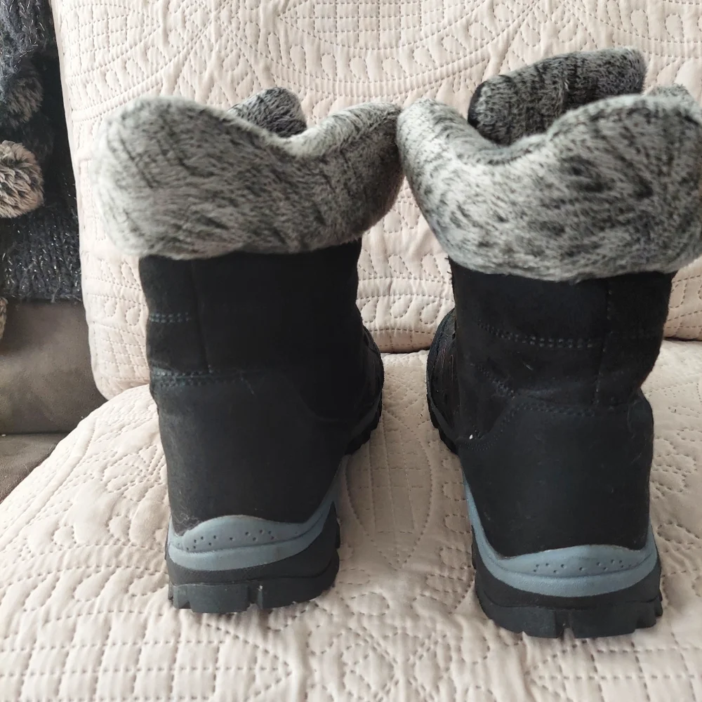Womans waterproof fur lined anti slip rubber sole boots Size euro 39 us 8
